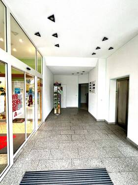 Eingangsbereich Gebäude ebenerdig - 