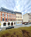 Ansicht Straßenseite mit Apotheke - 4 Zimmer Etagenwohnung zum Kaufen in Oelsnitz