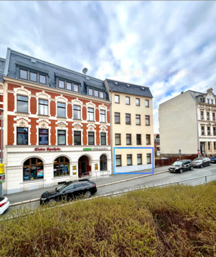 Ansicht Straßenseite mit Apotheke - 4 Zimmer Etagenwohnung zum Kaufen in Oelsnitz