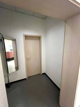 Garderobe mit Zugang WC - 