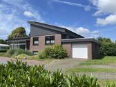 Frontansicht - 6 Zimmer Mehrfamilienhaus, Wohnhaus zum Kaufen in Schortens