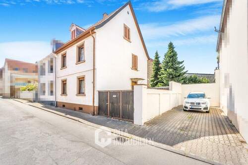 Hausansicht - Sanierungsbedürftige Doppelhaushälfte mit großem Garten in Worms-Neuhausen