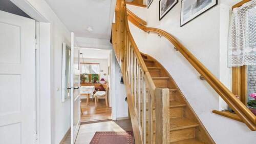 Schöne Holztreppe - 4 Zimmer Doppelhaushälfte zum Kaufen in Kappeln