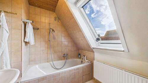 Wannenbad mit Tageslicht - 