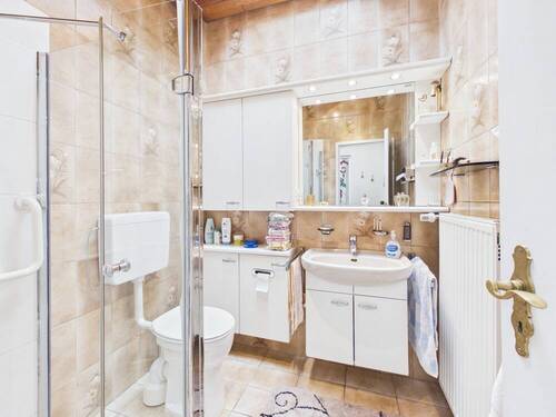 Bad 1 mit ebenerdiger Dusche - 