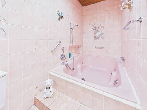 Bad 2 mit Wellnessbadewanne - 
