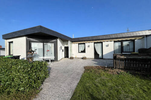 Hausansicht mit Garten und Terrasse - 4 Zimmer Bungalow zum Kaufen in Riegelsberg