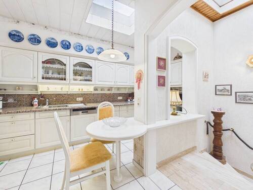 Küche und Treppe zum Kellergeschoss - 