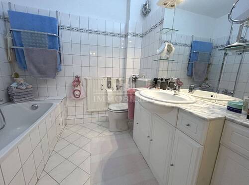 Badezimmer mit Badewanne - 