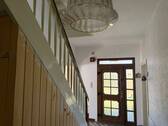 Flur mit Holztreppe - 