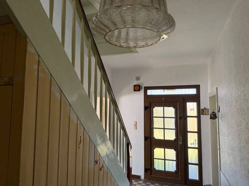 Flur mit Holztreppe - 