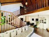 Wohnraum und Treppe zur Galerie - 