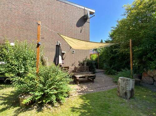 Seitenansicht und Terrasse - 