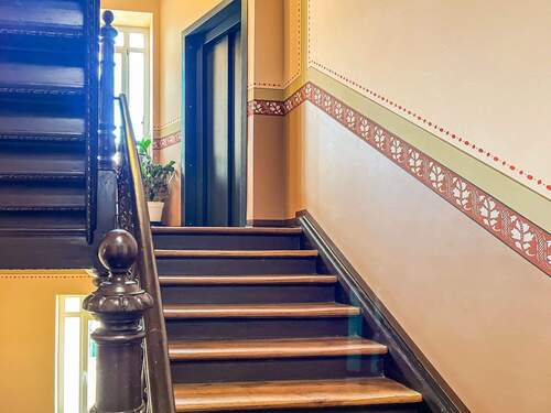 Aufzug im Treppenhaus - 