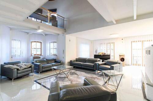 Wohnzimmer - 8 Zimmer Doppelhaushälfte zum Kaufen in Affing