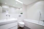 Modernes Badezimmer mit Badewanne - 