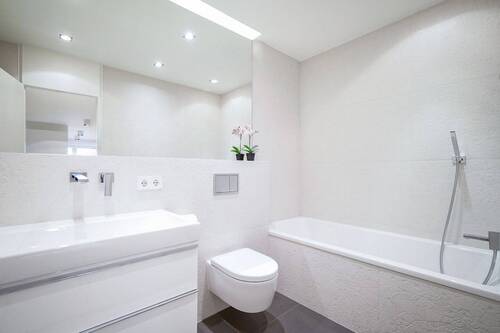 Modernes Badezimmer mit Badewanne - 
