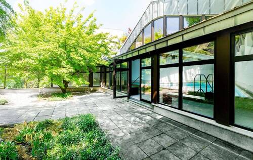 Sehr ansprechender Wellnessbereich mit Poll und Sauna. - 