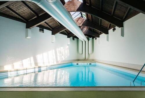 Lichtdurchfluteter Poolbereich - 