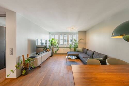 Wohnraum - AIGNER - Möblierte 2-Zimmer-Wohnung im modernen Stil mit hochwertiger Ausstattung und Stellplatz