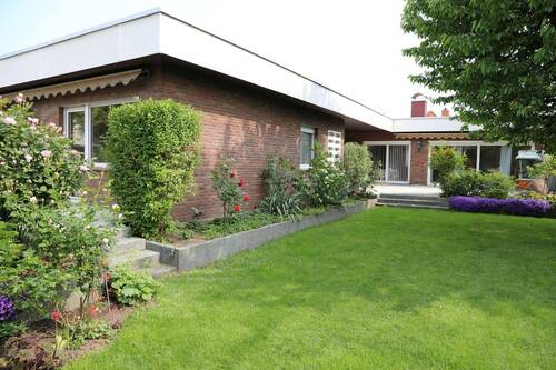 Hauptwohnung: Blick vom Garten auf die Terrasse - 