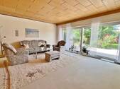 Hauptwohnung: Wohnzimmer mit Terrassenzugang - 