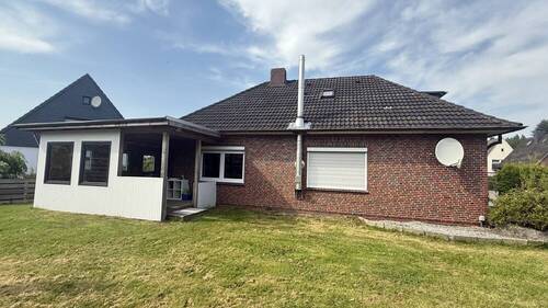 Ansicht mit Terrasse - 6 Zimmer Einfamilienhaus zum Kaufen in Sande