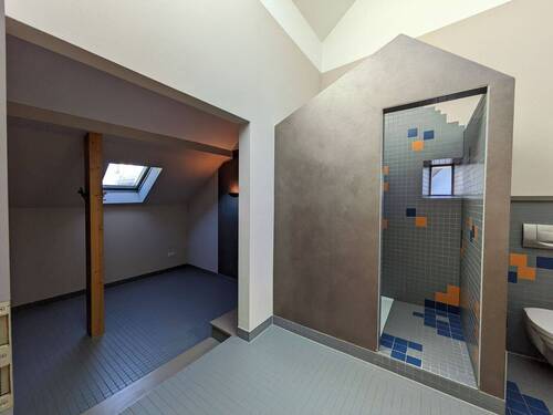 Duschbad mit Blick in den Ruhebereich - 