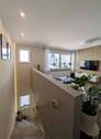 Wohnbereich mit Blick zum Treppenhaus - 