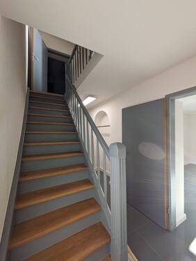 Treppe vom EG ins 1. OG - Mehrfamilienhaus, Wohnhaus mit 250,00 m&sup2; in Irsch zum Kaufen