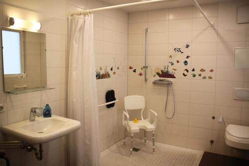 Bad mit Dusche - 1 Zimmer Etagenwohnung in Chemnitz