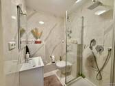 Bad mit Dusche - 