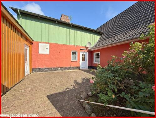 Innenhof mit Nebeneingang und Zugang zum Schuppen - 