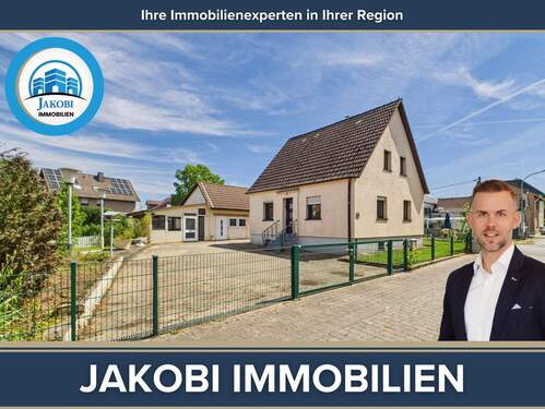 Einfamilienhaus Vettweiß Gladbach - Freistehendes Einfamilienhaus mit großzügigem Nebengebäude und Grundstück in Vettweiß Gladbach.