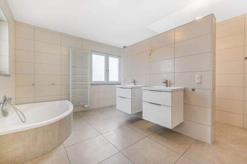 Badezimmer (Hauptgebäude OG) - 