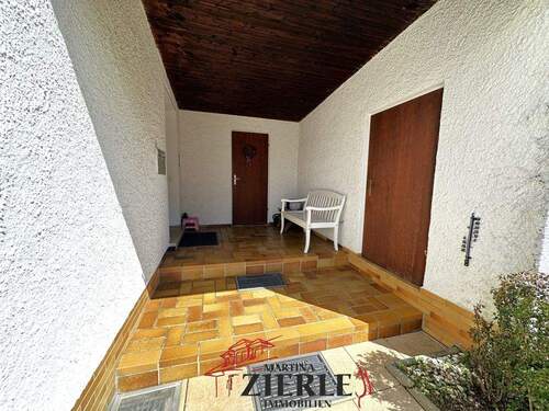 16 Eingangsbereich überdacht - 