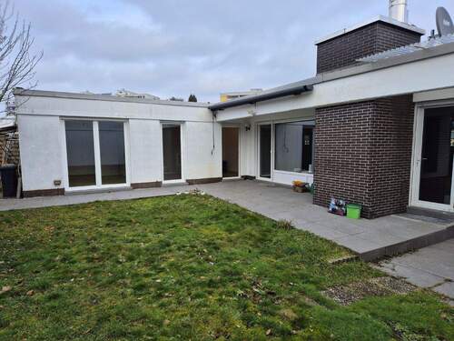 Toller Atriumgarten - 4 Zimmer Mehrfamilienhaus, Wohnhaus zur Miete in Neu-Isenburg