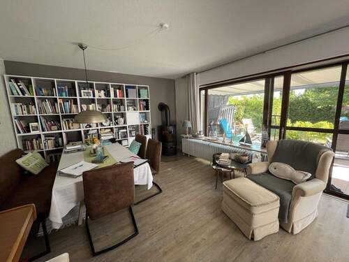 Wohnzimmer mit Kamin - 4 Zimmer Einfamilienhaus zum Kaufen in Warwerort Büsum