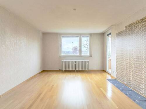Helles minimalistisches Wohnzimmer mit Ausblick - Helle 3,5-Zimmer-Wohnung mit Balkon, Feldnähe und großem Gestaltungspotenzial