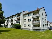 Objektansicht - Grundlegend modernisierungsbedürftige 2-Zimmer-Wohnung mit Balkon und Stellplatz
