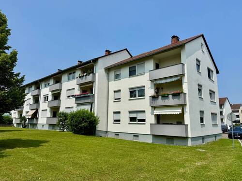 Objektansicht - Grundlegend modernisierungsbedürftige 2-Zimmer-Wohnung mit Balkon und Stellplatz