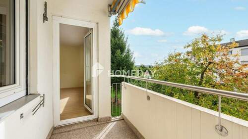 Loggia 2 - Helle 3-Zimmer-Wohnung mit Loggia und Einbauküche in gepflegtem Mehrfamilienhaus