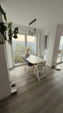 Wohn- und Essbereich - Moderne 3,5-Zimmer-Maisonette mit Terrasse, Einbauküche & Wohlfühl-Klimaboden