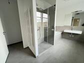 Bad mit Dusche und Wanne - 