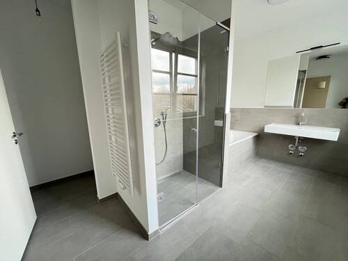 Bad mit Dusche und Wanne - 