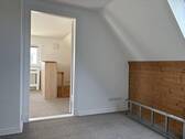 Arbeitszimmer mit Blick ins Schlafzimmer im Obergeschoss - 