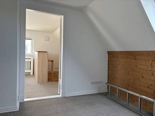 Arbeitszimmer mit Blick ins Schlafzimmer im Obergeschoss - 