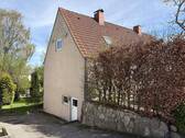 Seitenansicht mit Zugang zum Kellergeschoss - 3 Zimmer Doppelhaushälfte zum Kaufen in Schleswig
