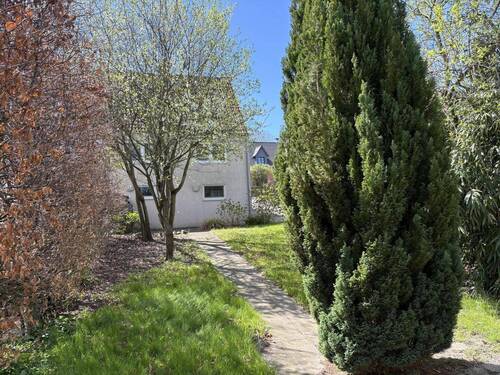 Blick aus dem Garten zum Haus - 