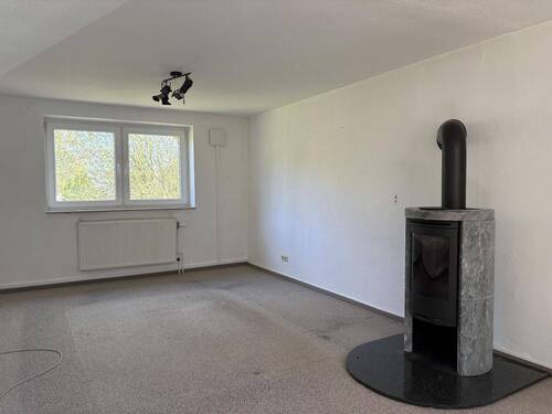 Wohnzimmer mit Ofen im Erdgeschoss - 